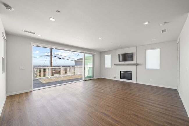 Building Photo - 101 Vía Colusa