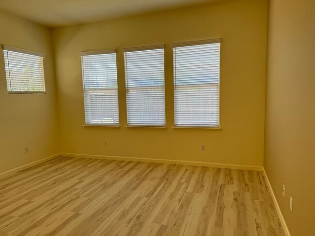 Building Photo - 877 Emerald Hills Cir