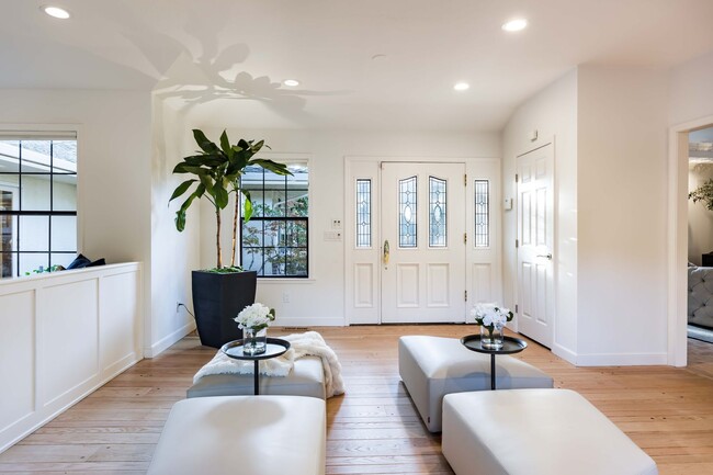 Building Photo - Luxurious Short Term Lease in Atherton: Ov...
