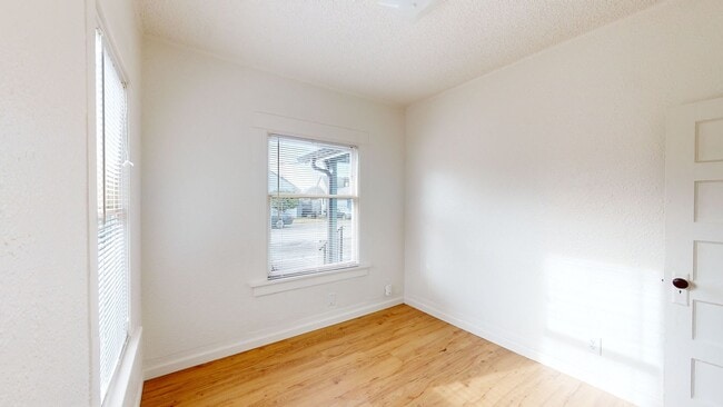 Building Photo - Charming Two Bedroom In the Heart of Downtown Kent !