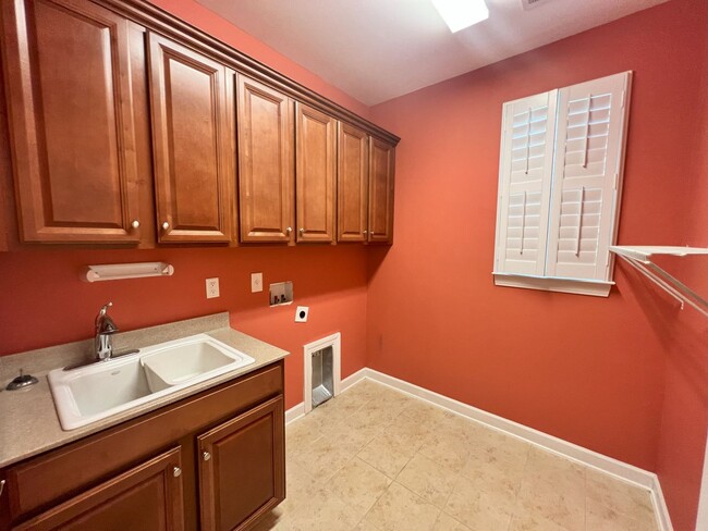 Building Photo - MARKET COMMON - 3 BEDROOM, 2.5 BATH HOME A...