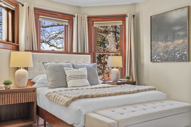 Building Photo - 924 Capital St