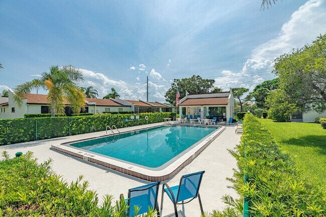 Building Photo - Fully furnished Beachside townhome