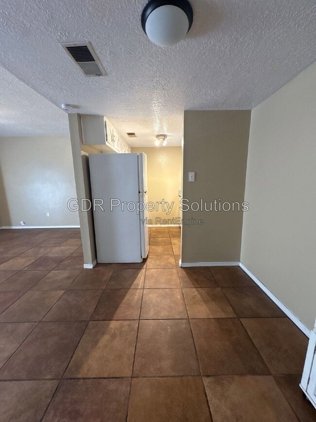 Building Photo - 8333 Comanche Rd NE