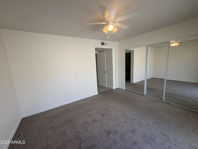 Building Photo - 1538 E Palmdale Dr