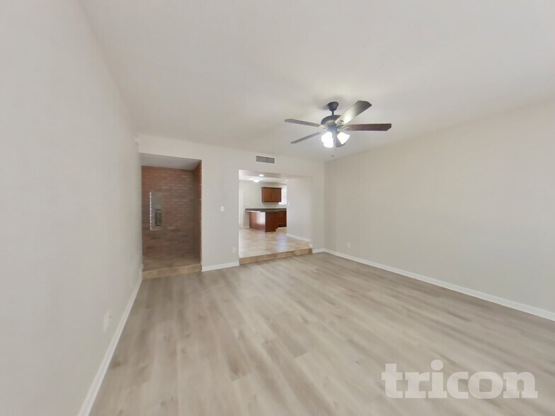 Building Photo - 9215 N 39th Dr