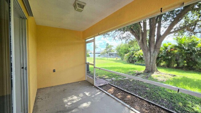 Building Photo - 1418 SE 24th Ave
