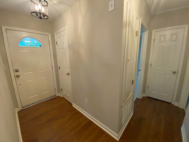 Building Photo - 654 Tara Ln