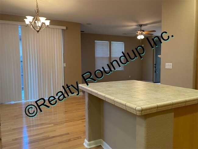 Building Photo - Gorgeous Three Bedroom In Spanos West