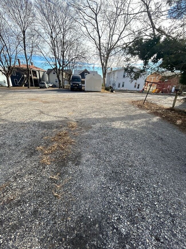 Building Photo - 330 N High St