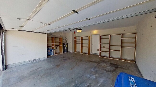 Building Photo - Spacious 3 bed / 3 bath in the More Mesa area