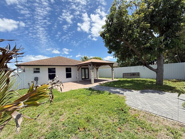 Building Photo - 123 1st St