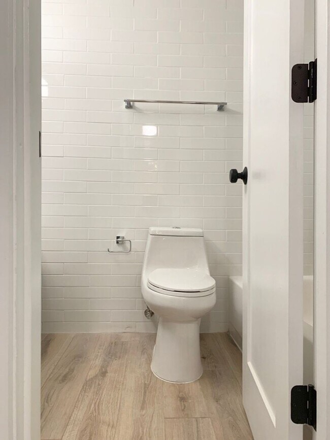 Building Photo - Beautiful 2 Bedroom Two Mile Creek Condo ; Remodeled and Updated right next to Rayback