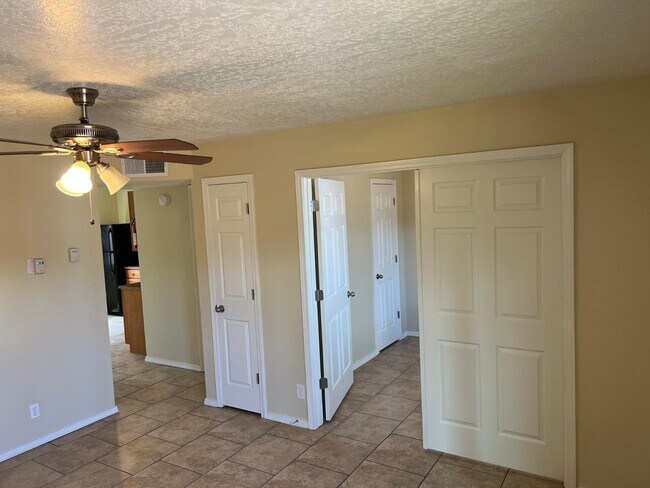 Building Photo - 1816 Buena Vista Dr SE
