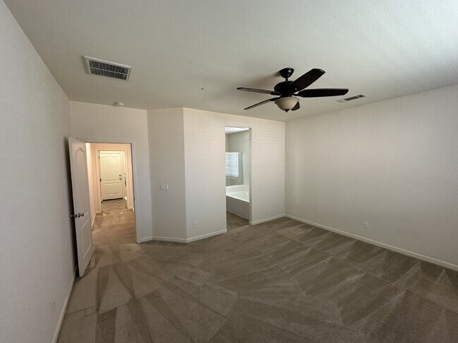 Building Photo - Gorgeous 4 Bedroom, 2.5 Bath Single Story in Summer Lakes Community