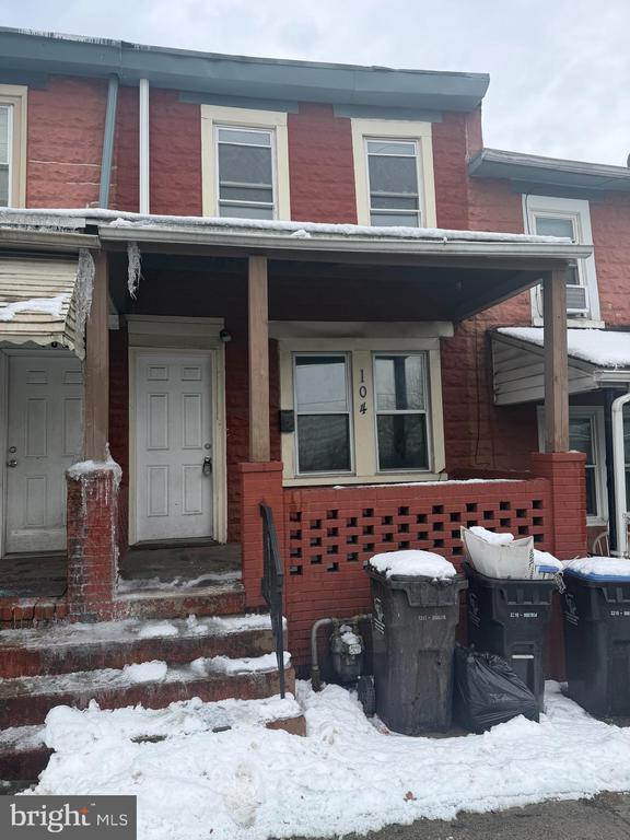 Building Photo - 104 W Elm St