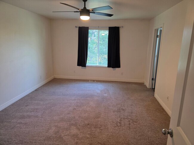 Building Photo - 482 E 475 N