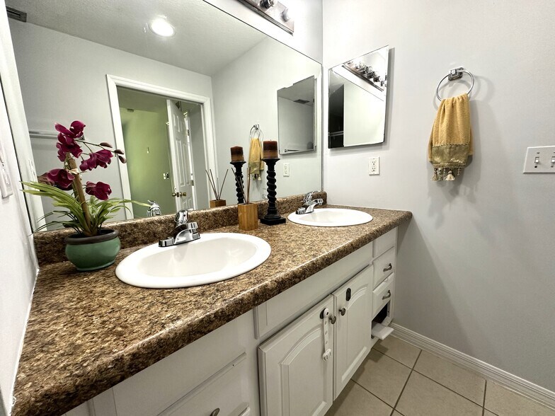 Building Photo - 8423 Bernwood Cove Loop