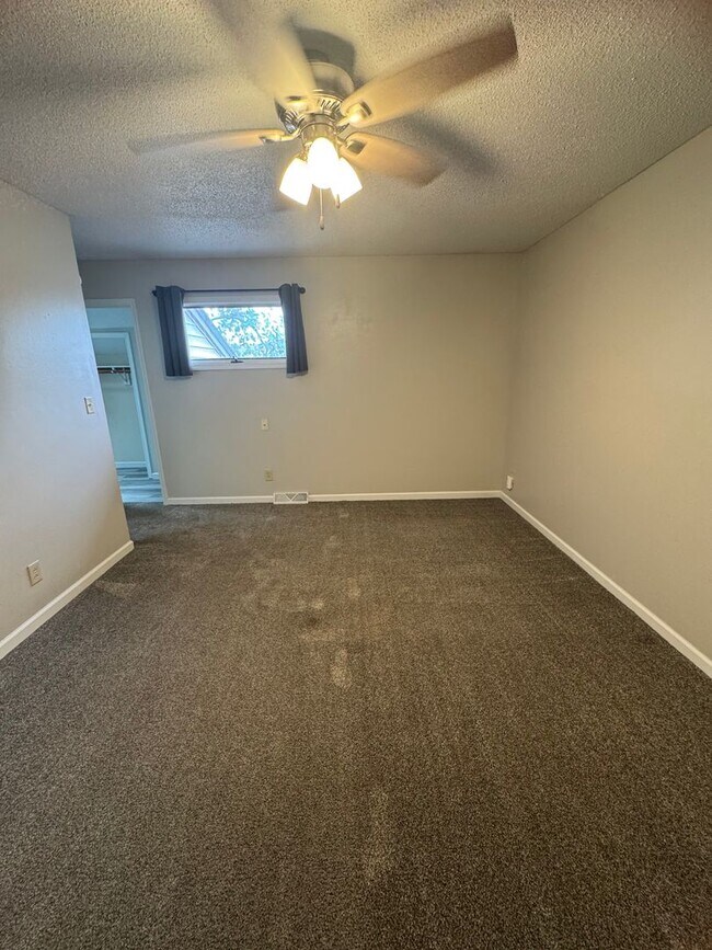 Building Photo - 4 bed 3.5 bath duplex