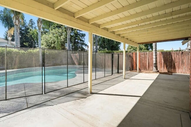 Building Photo - Spacious 5-Bedroom Home with Pool in NE Fr...