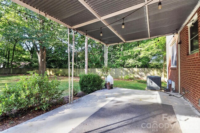 Building Photo - 2438 Knickerbocker Dr