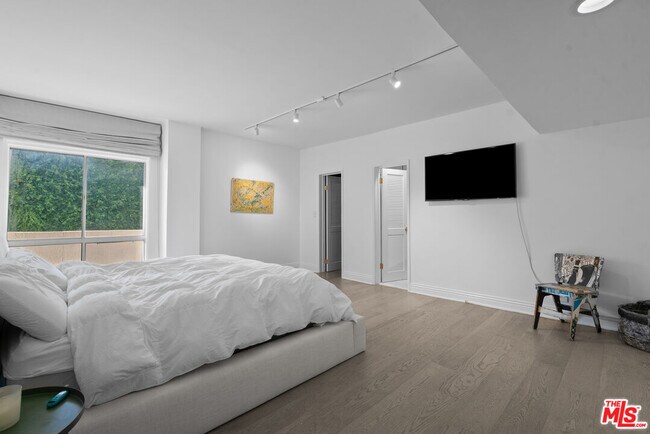 Building Photo - 1131 Alta Loma Rd