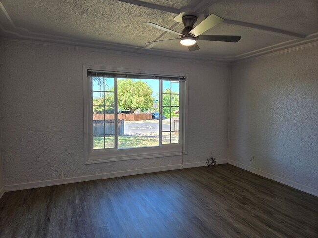 Building Photo - Large corner lot - Central Folsom 2 Bedroom, 1 Bath