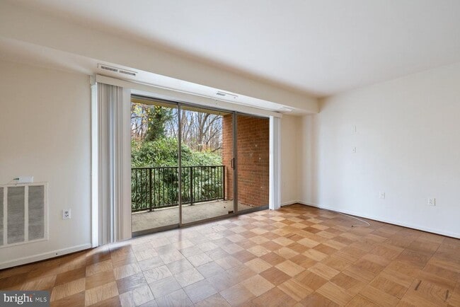 Building Photo - 876 College Pkwy