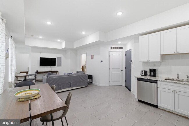 Building Photo - 925 N Broad St