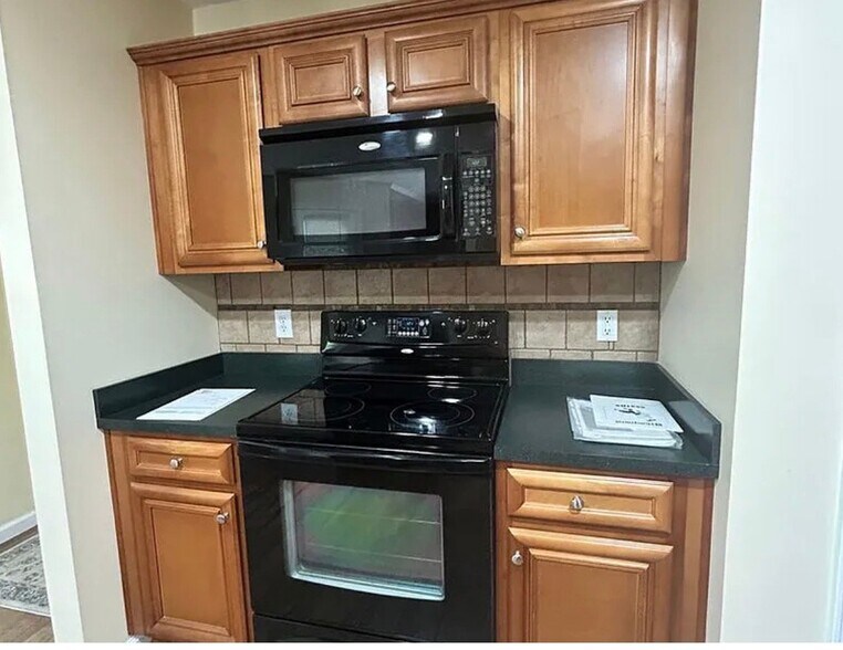 Building Photo - 4031 Somerset Ct