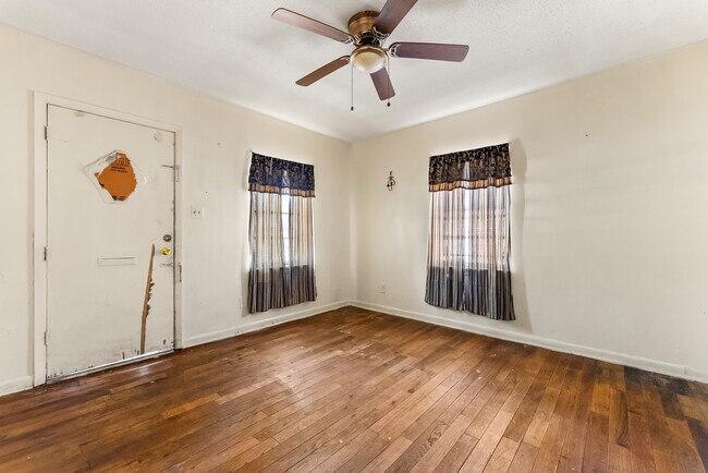 Building Photo - 932 Lewis St