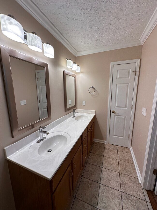 En-suite bathroom in primary bedroom (1st floor) - 2231 Whitney Ct
