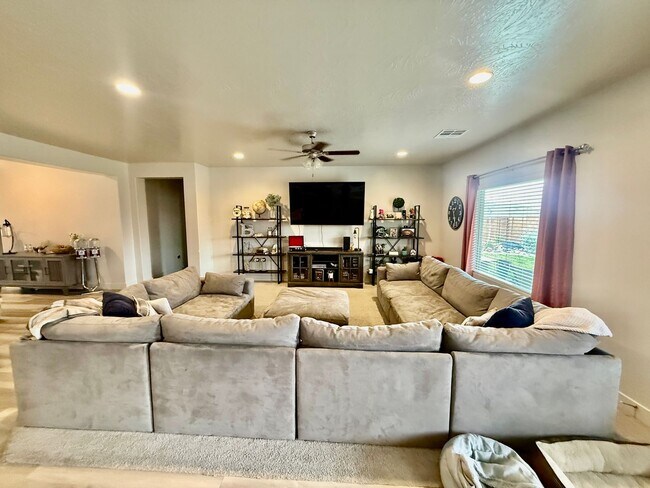 Building Photo - Lovely Pet Friendly 3-BR + Office in Sage Canyon