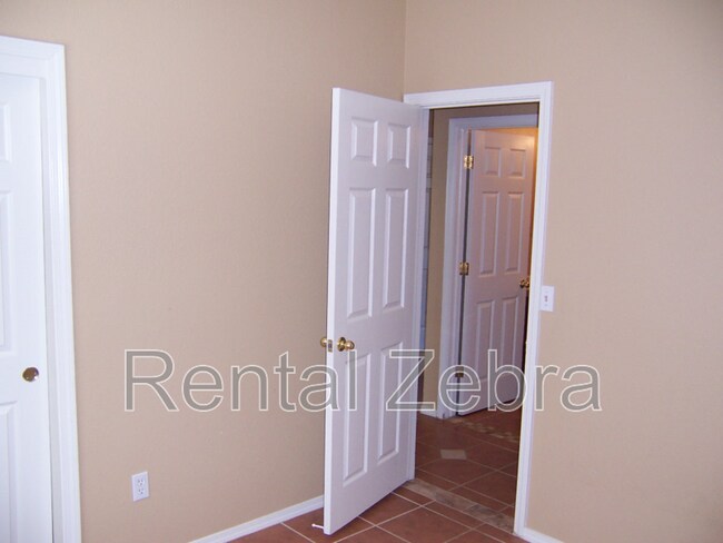 Building Photo - 2203 Dinkey Creek Ave