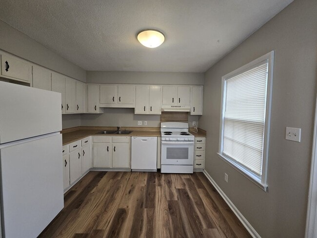 Building Photo - 2 Bedroom Townhome available for rent in Charlotte NC