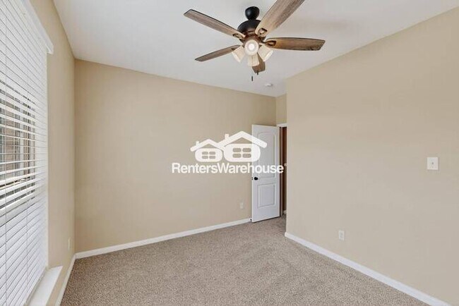 Building Photo - MOVE IN READY COMPLETELY UPDATED - 3BED/2B...
