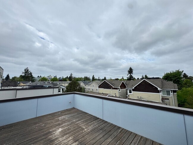Building Photo - Modern 2018 Townhome with Rooftop Deck Nea...