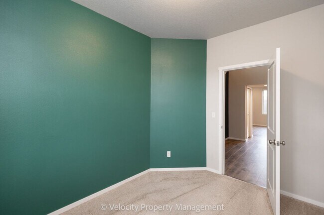 Building Photo - Beautiful 4 Bedroom Home in SE Bend with putting green!