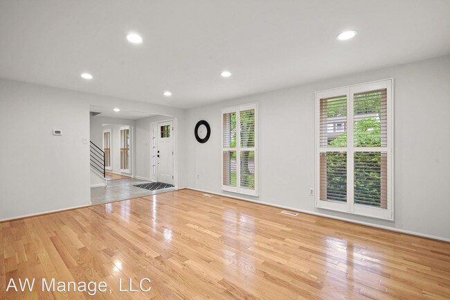Building Photo - 4 br, 3.5 bath House - 14817 Soft Wind Dr