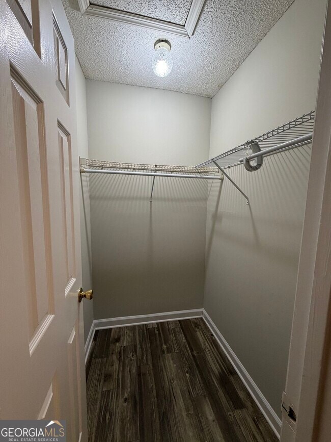 Building Photo - 302 Admiral's Walk Dr