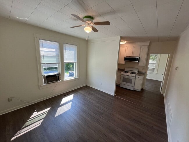 Building Photo - Spacious one bedroom 2nd floor apartment -...