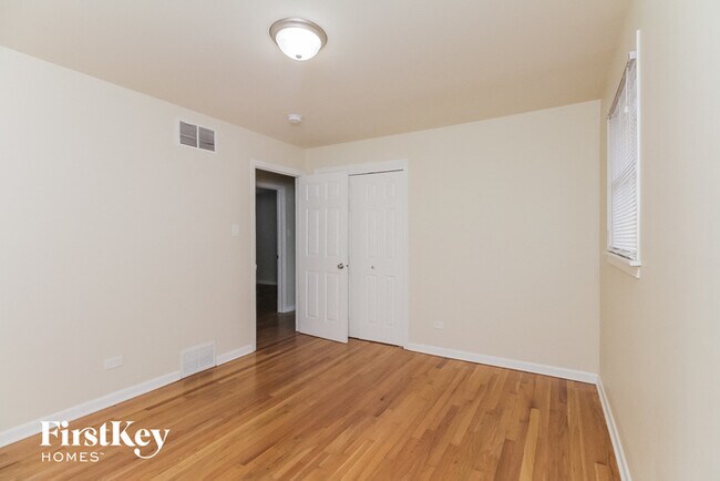 Building Photo - 15114 Oak St