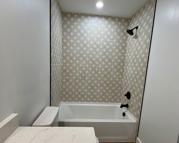 Building Photo - 3425 Garden Dr