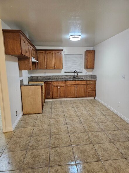 Building Photo - 915 30th St