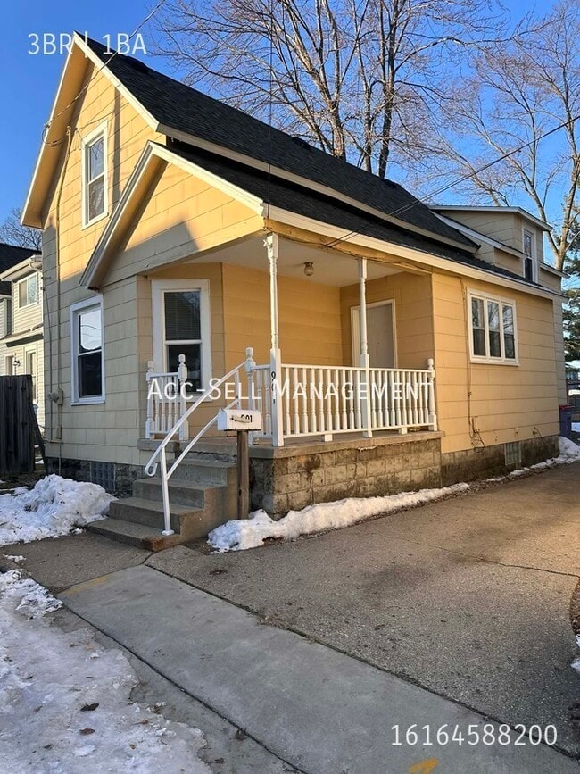 Building Photo - 901 Zeeland Ct NE