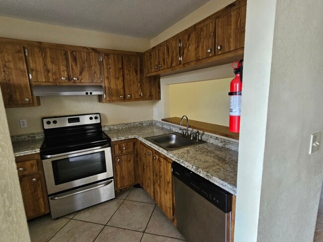 Building Photo - 7113 Golf Colony Ct