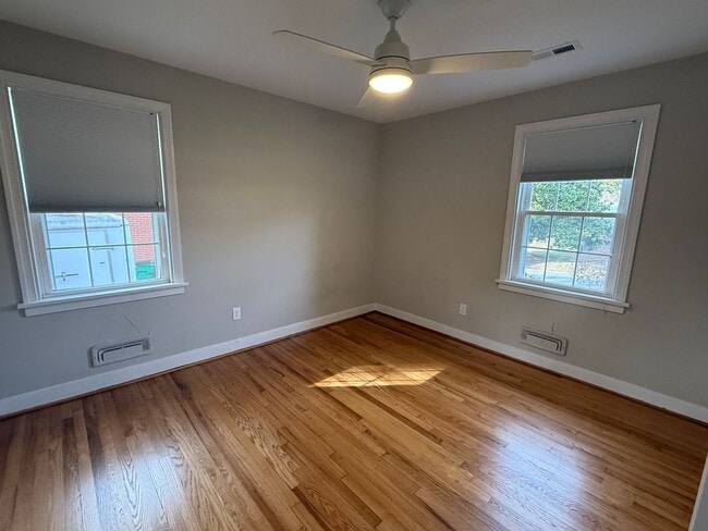 Building Photo - Three Bedroom Two Bath Home in Ridgeview/Parham & Ridge Area. Available in August!