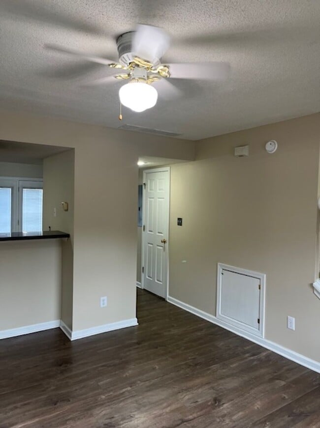 Building Photo - 2 bedroom, 1.5 bath Townhouse: Oaklawn Park!