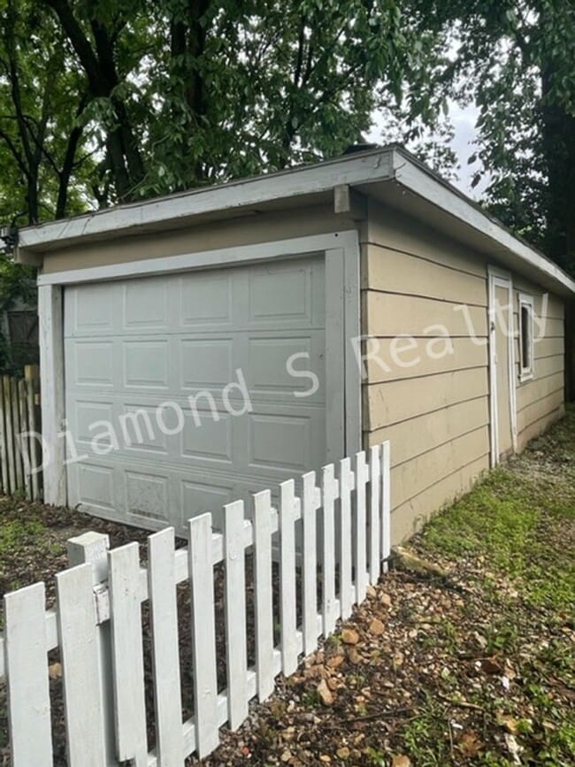 Building Photo - 3 Bedroom Home Available Early June!