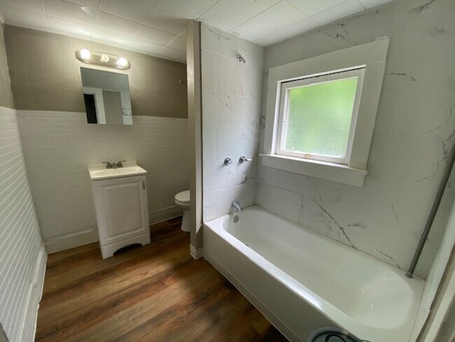Building Photo - 2 WEEKS FREE RENT! Kenmore 3BR with Update...